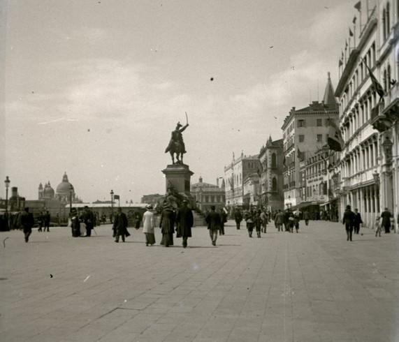 Venezia - riva degli Schiavoni - monumento a Vittorio Emanuele II