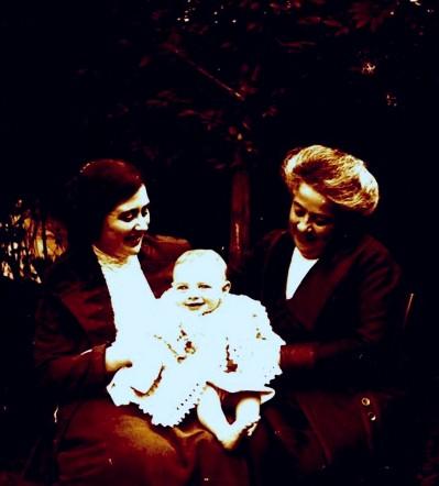 Edoardino con la nonna e Lina