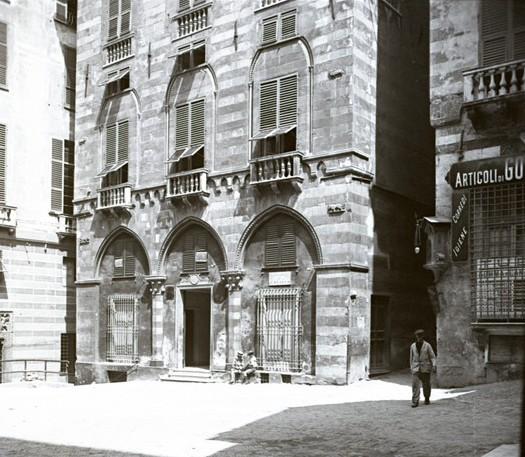 Piazza San Matteo. Palazzo Mangini (taglio)