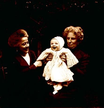 Edoardino sorridente con le nonne