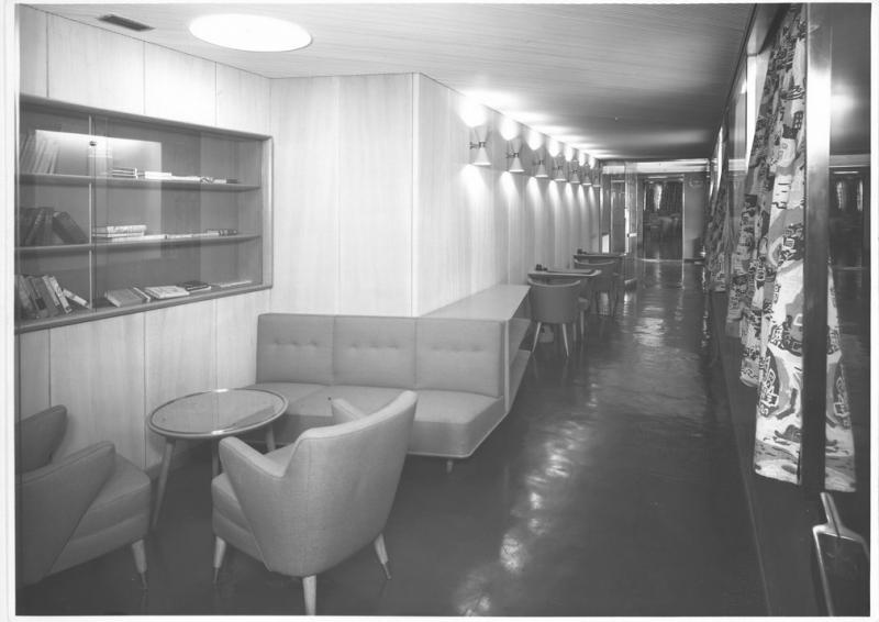 Messapia - Angolo bar con sedie e poltrone con libreria