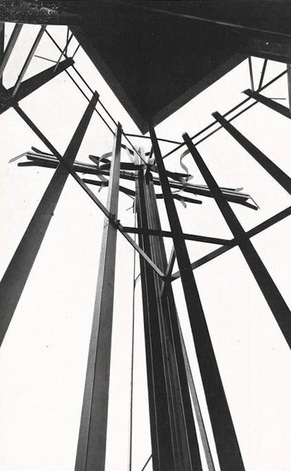 Particolare della chiesa parrocchiale della Sacra Famiglia che Ludovico Quaroni, Angelo Sibilla e altri hanno finito di costruire a Genova, maggio - giugno 1961, anno IX, n. 3, p. 50