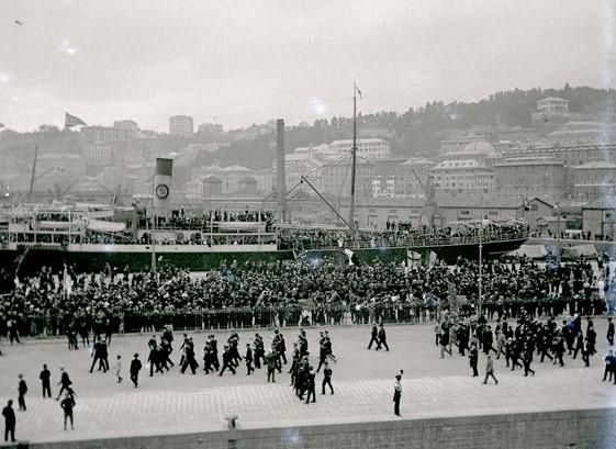 Genova - ponte Federico Guglielmo - corteo