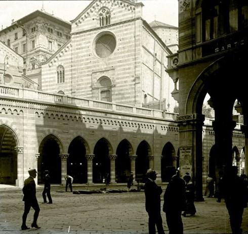 Genova - via XX Settembre - portici e chiesa di Santo Stefano