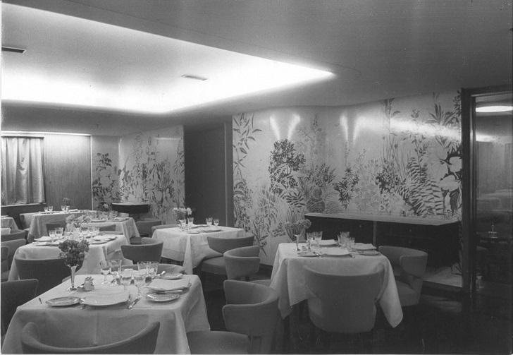 Enotria -  Sala da pranzo con pannelli decorativi floreali