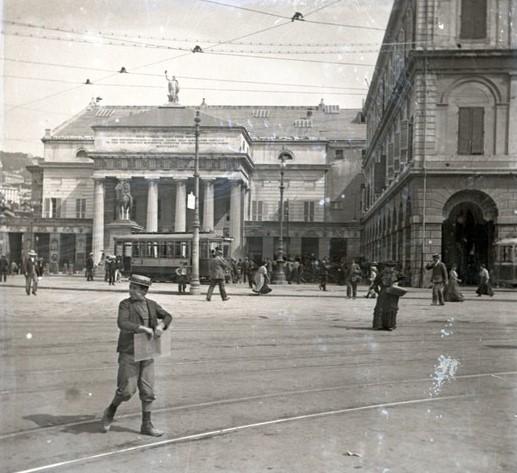 Piazza De Ferrari - Teatro Carlo Felice (taglio)