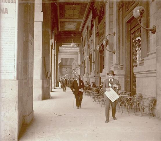 Genova - via XX Settembre - portici e bar della Borsa