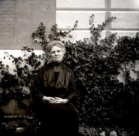 Rita Manari in giardino