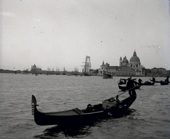 Venezia - gondola e Chiesa della Salute