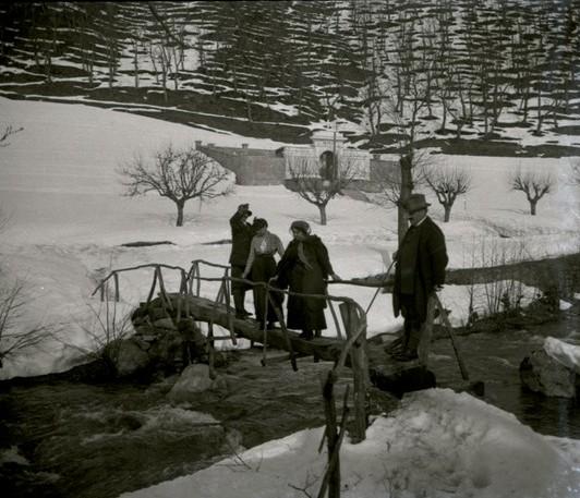 Fraconalto - gruppo di escursionisti sul ponte di legno