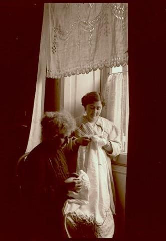 Rita Manari e Paola Franzoni (Lina) alla finestra mentre cuciono