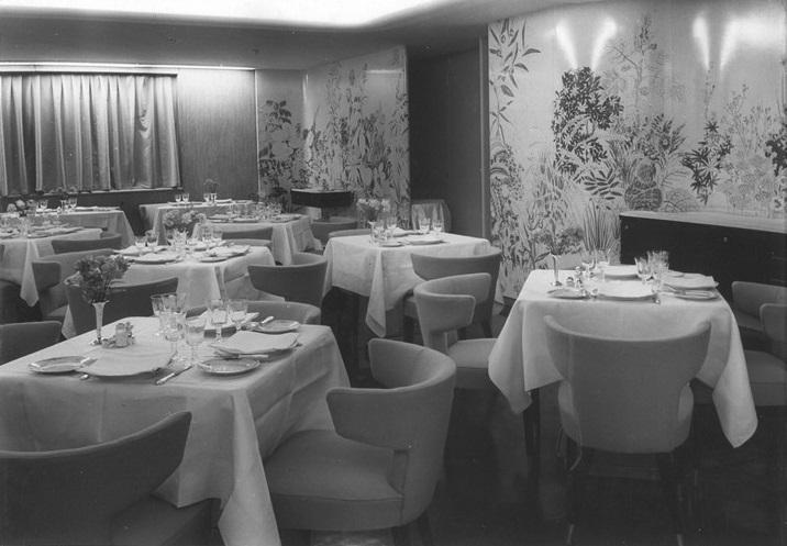 Enotria - Sala da pranzo imbandita con particolare pannello decorativo