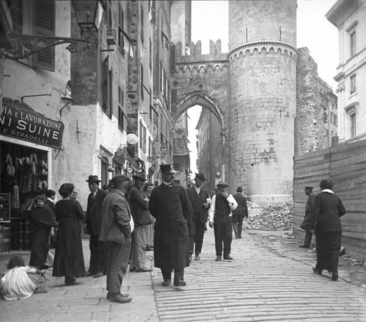 Genova - vico Dritto Ponticello e Porta Soprana