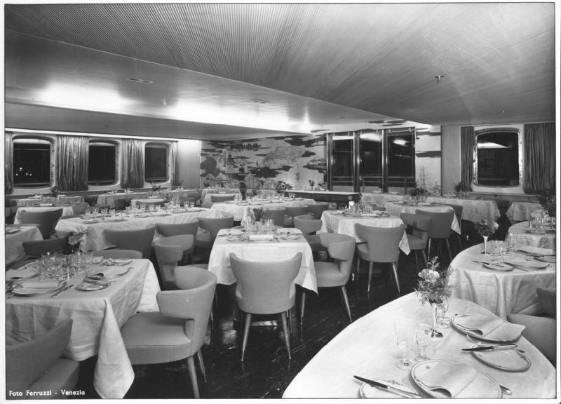 Messapia - Sala da pranzo con tavoli imbanditi