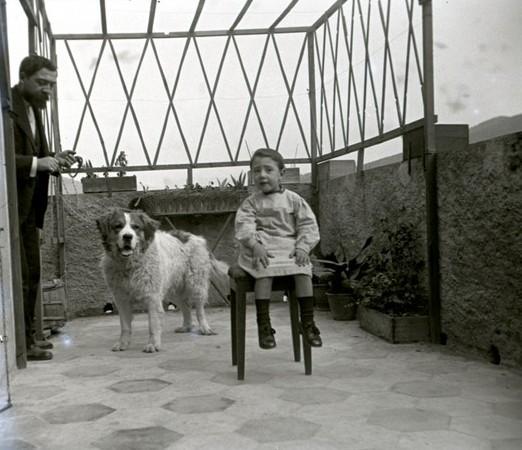 Ritratto di bambino con il cane Tom