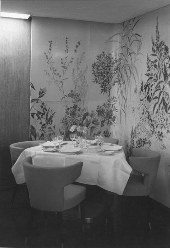Enotria - Tavolo sala da  pranzo con particolare pannello decorativo