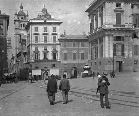 Genova - piazza Umberto I (lato via S. Lorenzo)