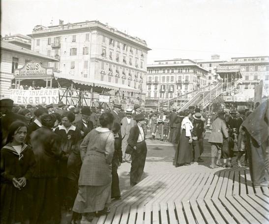 Genova - festival in piazza del Popolo -  montagne russe