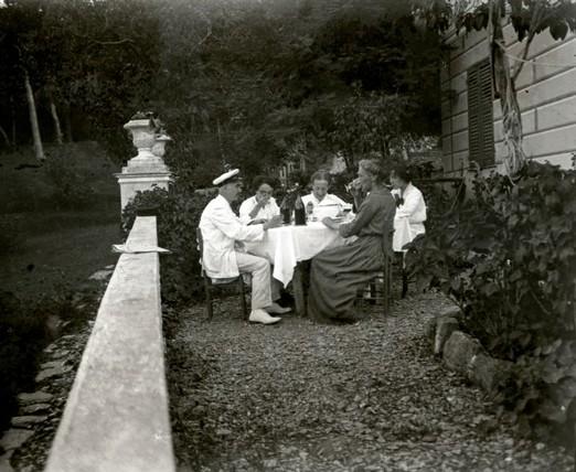 Pranzo di famiglia in giardino