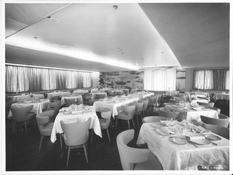 Messapia - Sala da pranzo imbandita con particolare nell' angolo infondo del pannello decorativo