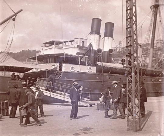 Ponte Federico Guglielmo - Imbarco di emigranti (taglio)
