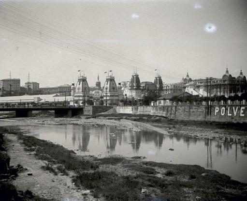 Specchio d&#039;acqua e passerella