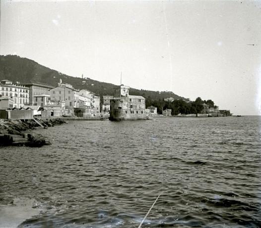 Rapallo -  castello in lontananza