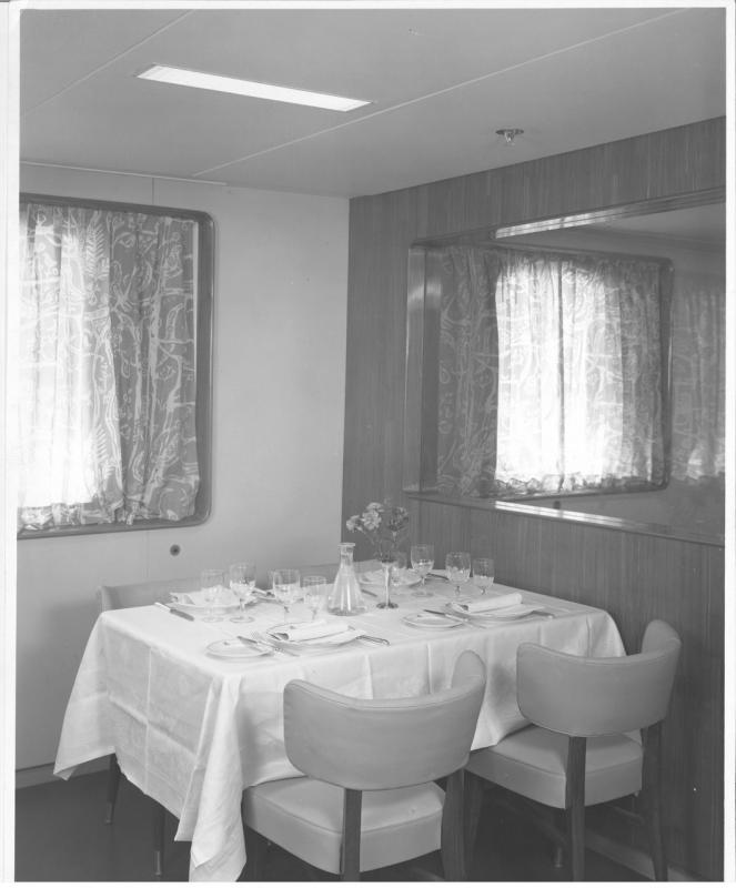 Messapia -  Tavolo sala da pranzo con specchio