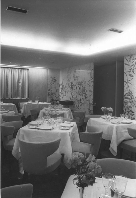 Enotria -  Sala da pranzo con particolare primo piano vaso e fiori