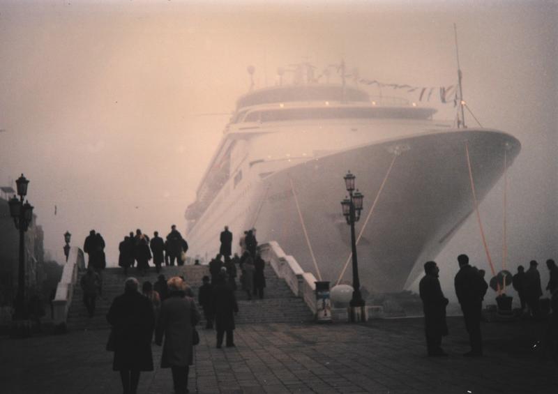 Costa Riviera (t/n) - vista della prua all&#039;ancora in Laguna a Venezia