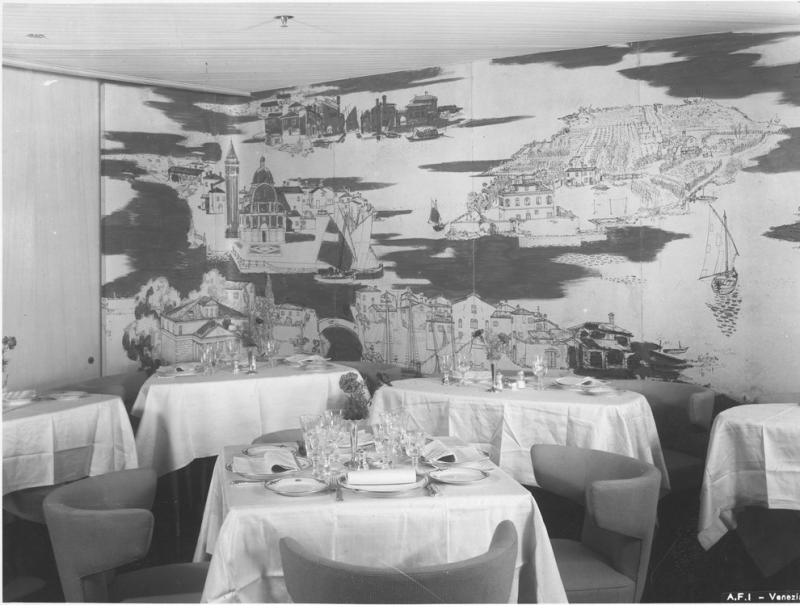 Messapia- Sala da pranzo con tavoli e decorazione al muro