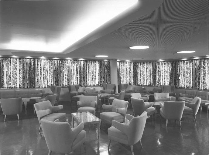Enotria - Sala di soggiorno e bar di prima classe con dettaglio  parete