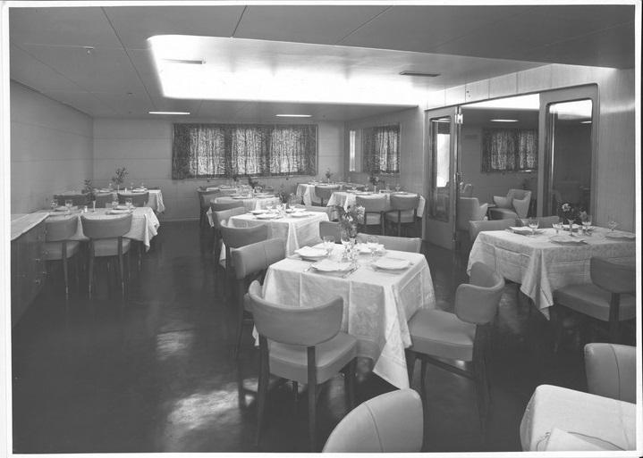 Messapia - Sala da pranzo imbandita con sulla parte destra la porta d' accesso verso la zona bar
