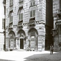 Piazza San Matteo. Palazzo Mangini (taglio)