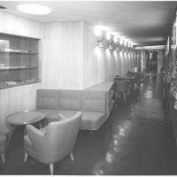Messapia - Angolo bar con sedie e poltrone con libreria