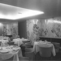 Enotria -  Sala da pranzo con pannelli decorativi floreali