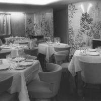 Enotria - Sala da pranzo imbandita con particolare pannello decorativo