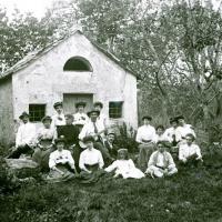 Un gruppo alla cappelletta di Monterosato (taglio)