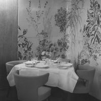 Enotria - Tavolo sala da  pranzo con particolare pannello decorativo
