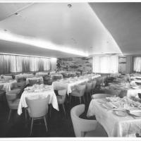 Messapia - Sala da pranzo imbandita con particolare nell' angolo infondo del pannello decorativo