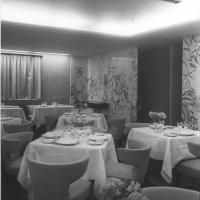 Enotria -  Sala da pranzo con particolare primo piano vaso e fiori