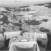 Messapia- Sala da pranzo con tavoli e decorazione al muro