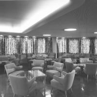 Enotria - Sala di soggiorno e bar di prima classe con dettaglio  parete