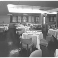 Messapia - Sala da pranzo imbandita con sulla parte destra la porta d' accesso verso la zona bar